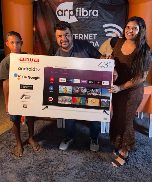 Cliente recebendo TV em sorteio da ARP Fibra